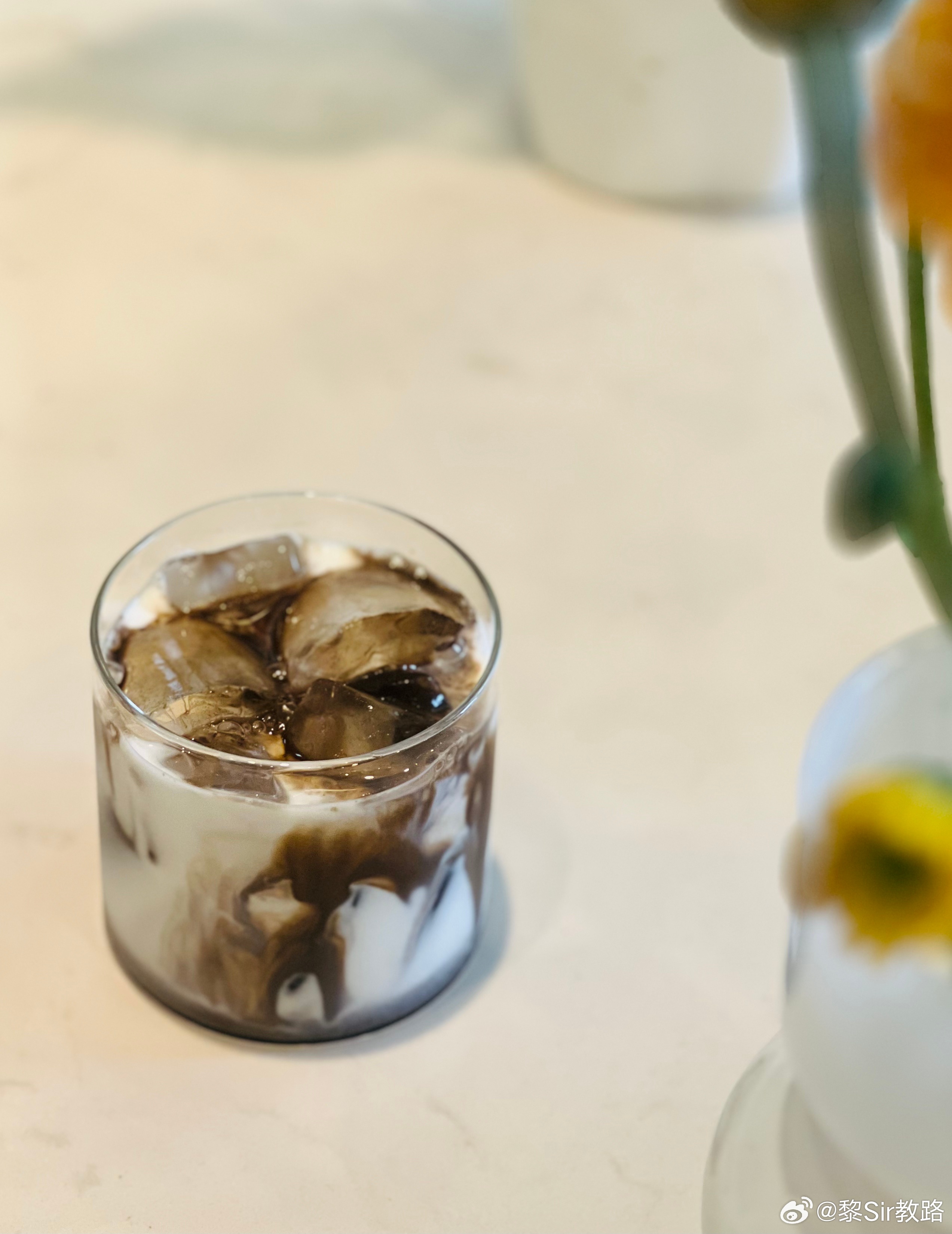 设好了电脑各种，准备看F1，先来一杯焙茶拿铁焙茶听得多，还没喝过，直接买了一瓶回