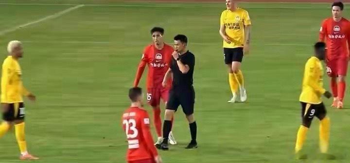 中超冷门平局！河南止跌脱困，郑智执教西海岸防守封神4月22日中超第7轮，青岛西海
