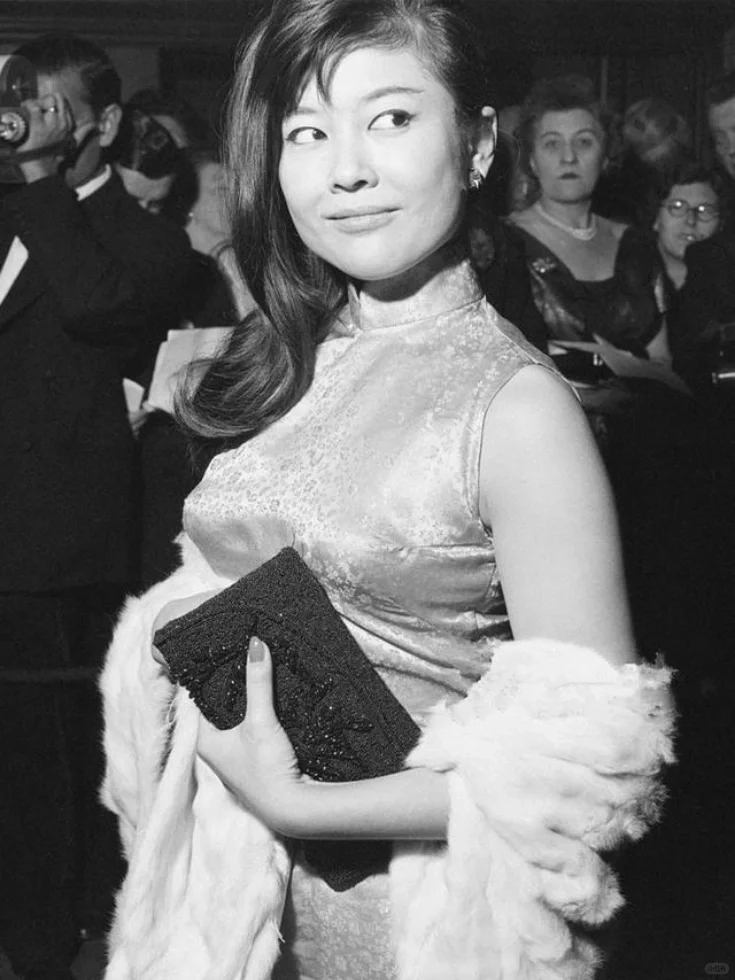 1950年，周采芹被母亲送到香港读书，准备毕业后送她去美国留学，搞学术。可她却背...