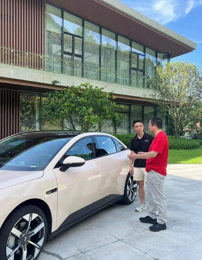 周鸿祎要去学驾照了，看来是杠上了

这是好事。作为科技圈里的知名人士，他学车不仅