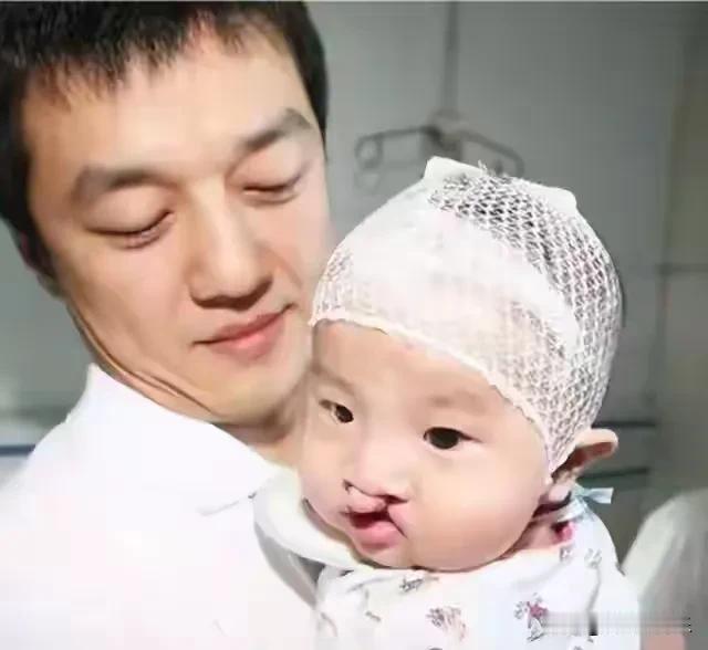 2025年8月8日，一组王菲与李亚鹏之女李嫣的近照在网络上引发热议。19岁的她现
