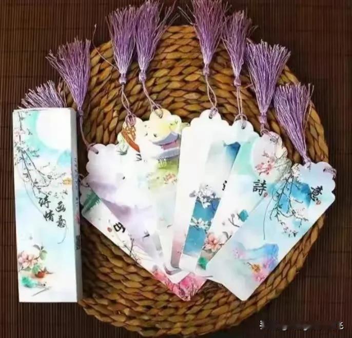 书签，是我年少时的最爱，那时候，我喜欢收藏精美的书签。每一张书签，都有名言名语或