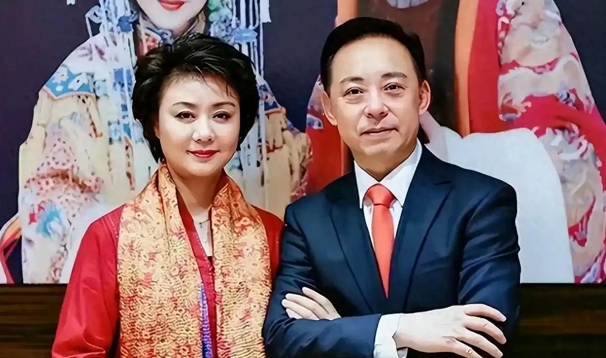 2025年，京剧名家李胜素59岁，一辈子没有成家，也没有子女，却有个男人踏踏实实