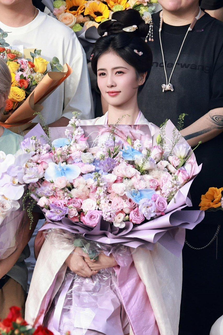白鹿自己发自己表情包白鹿杀青四连拍 白鹿《莫离》杀青了！自己发了自己四张表情包好