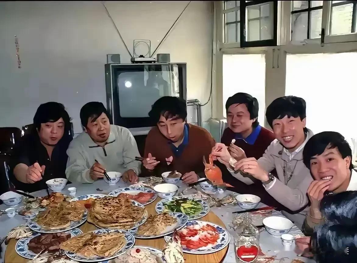 那个时候的相声演员跟普通民众的生活差不多！
但是现在的相声演员跟普通人的生活可就