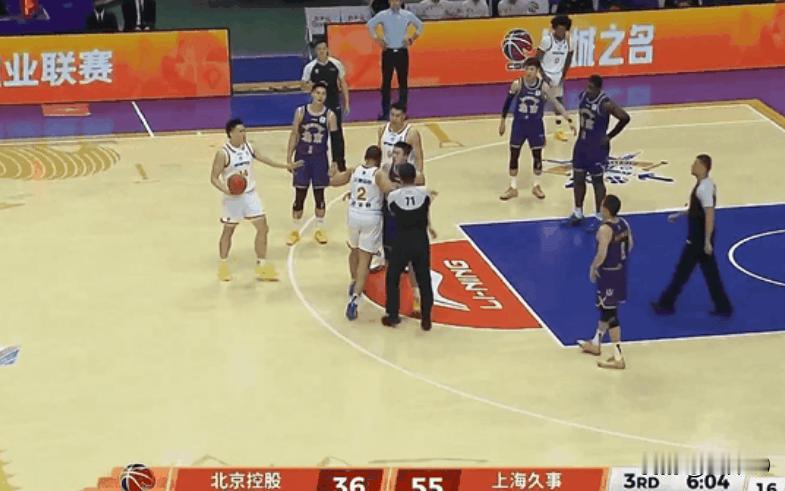 CBA赛场突发小摩擦，洛夫顿孟子凯争抢位置爆发肢体纠缠，双方迅速被队友与裁判及时