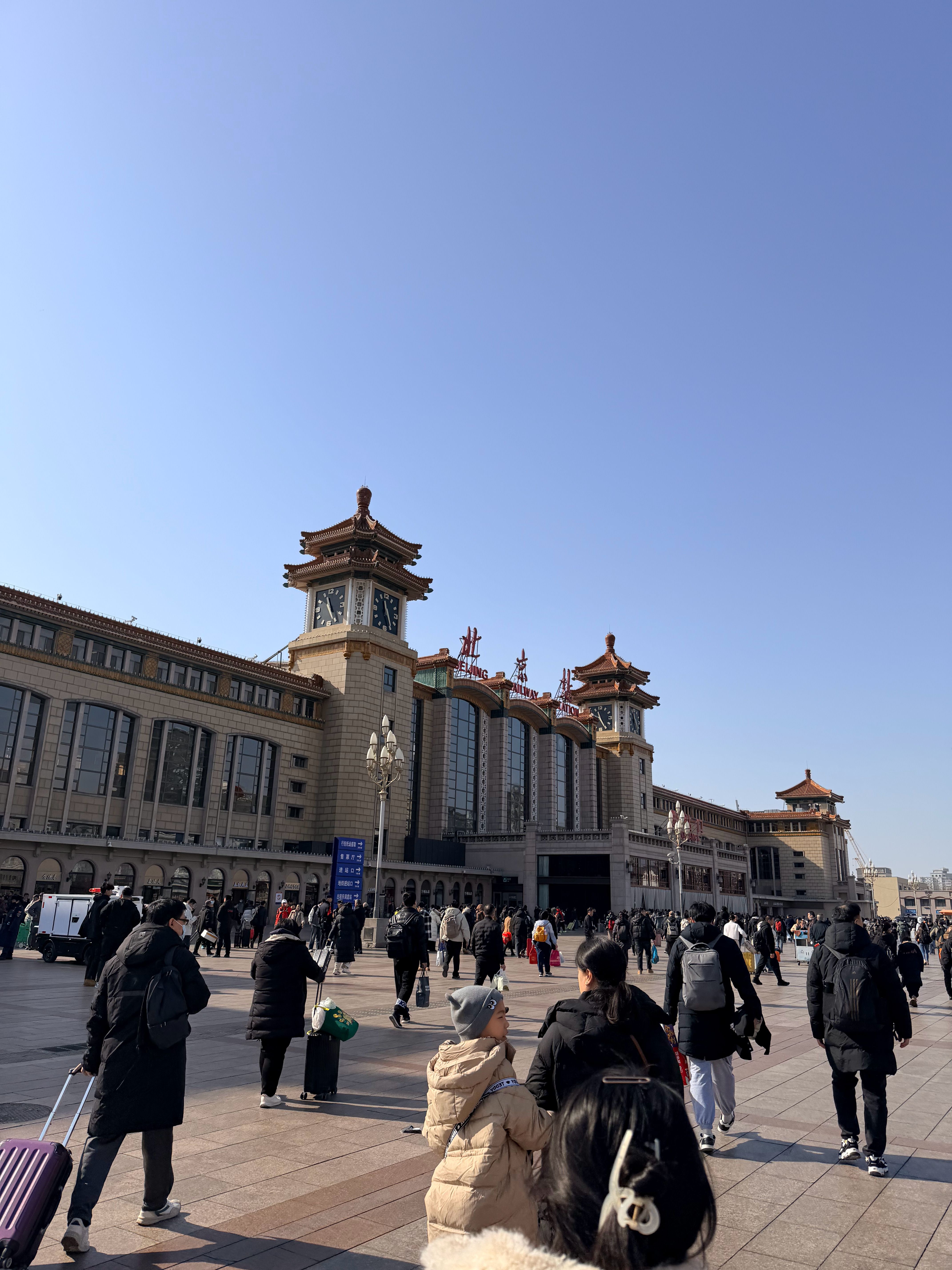 又是一年春运时刻，北京站的人还是那么的多不过进站口能不能多点啊全部都挤在门口……