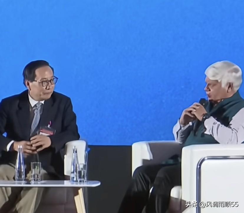 印度学者自负地认为将了一把中国学者，岂料被中国一剑封喉，气得印度学者手指指上天抖