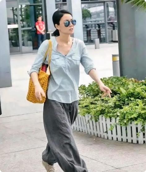 难怪王菲现在不混娱乐圈了， 查了才知道， 原来现在的她除了唱歌之外，还在忙着过好