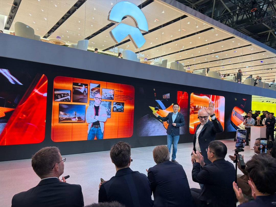 刚说完Kris Tomasson，他的新作品就来了这台萤火虫设计师限定款Glow