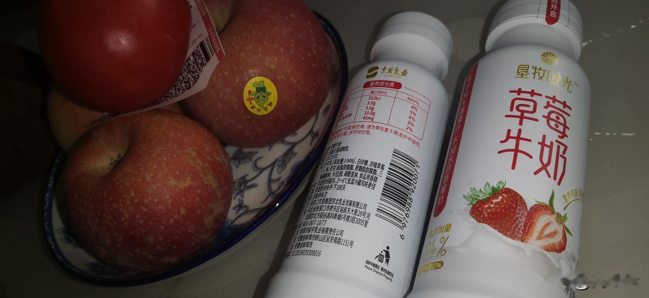 我认为不愿意，我觉得再卑微的生活都有亮色。我是30多年的新闻从业者，从最初的想要