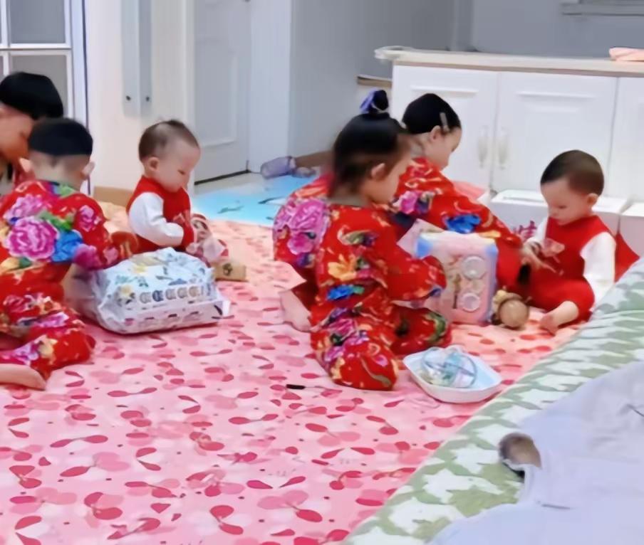 00 后宝妈 4 年连生 3 对双胞胎！家里 6 娃睡不下，剪指甲剪到手软：干啥