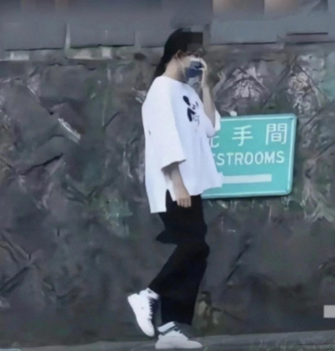 我记得刷到过汪的视频，他有专门解释这个事情，俩孩子简体字认不全，学习内容和内地这