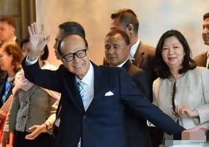 李嘉诚果断大规模抛售英国资产，可能是已经嗅到了不同寻常的危机感！

据每日经济新