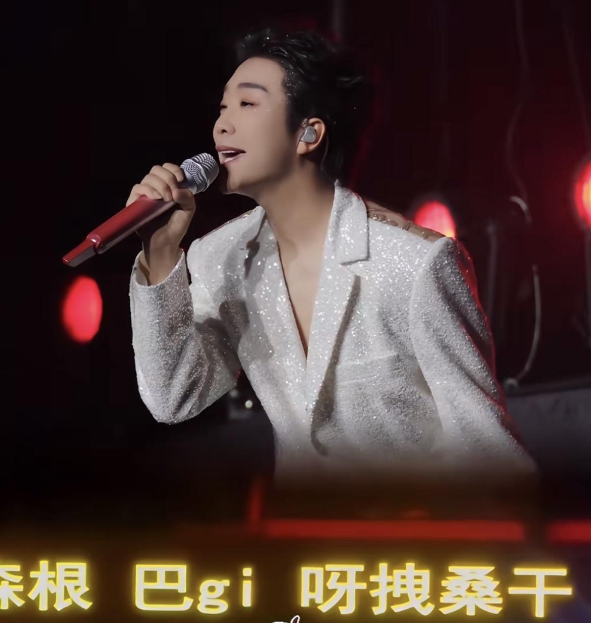 男歌手里，

我最佩服的就是李玉刚，

不是因为他把《万疆》免费授权了，而是他明