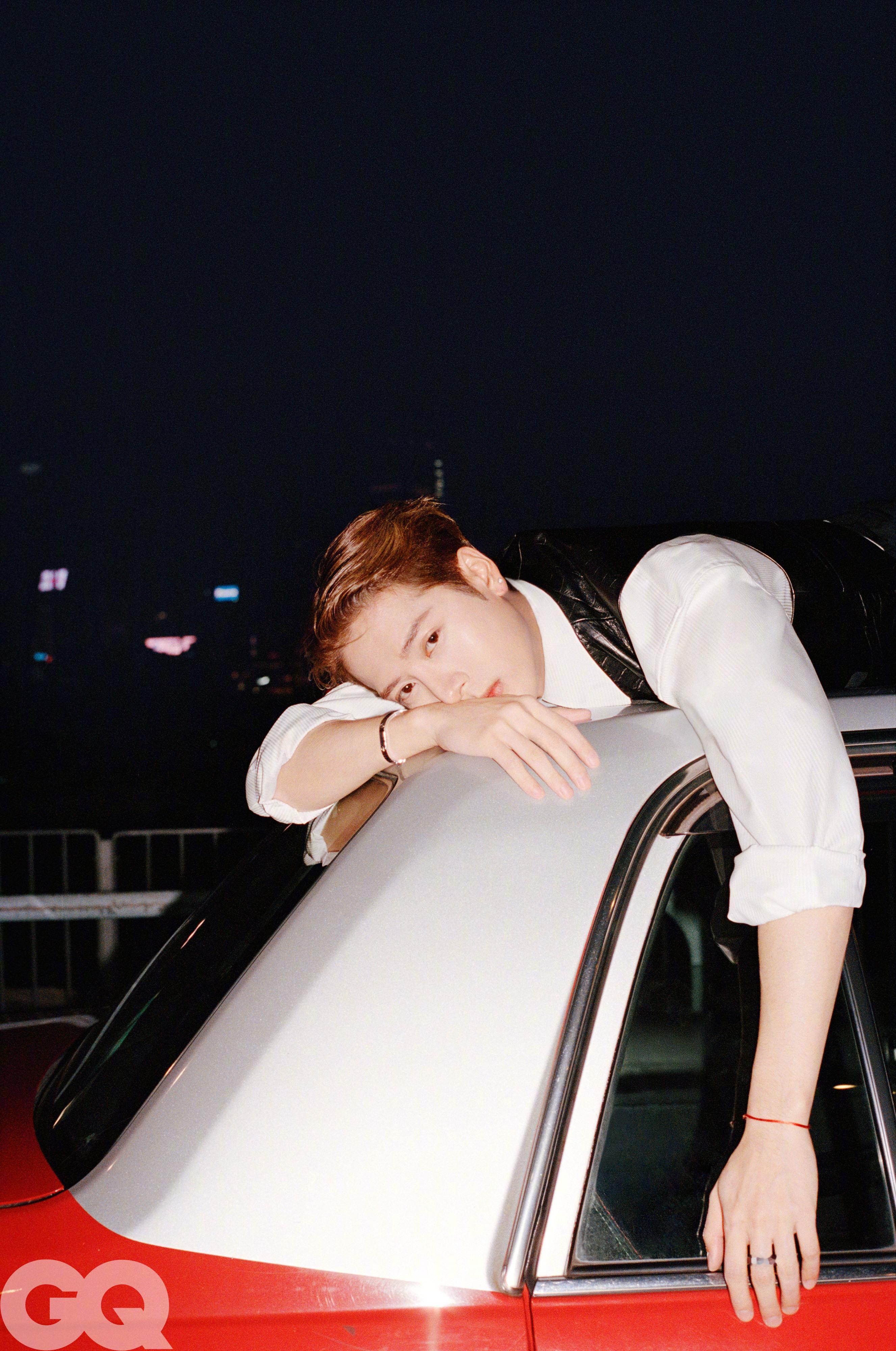 GQ回归首封是王嘉尔王嘉尔 暂停和回归都需要勇气 身着复古港风，登上2026开年