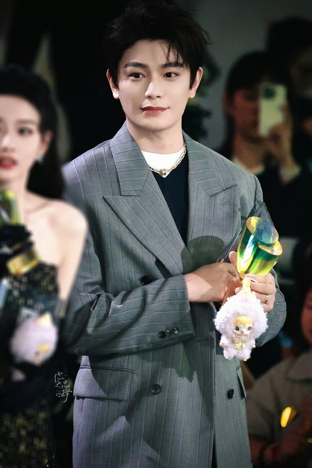 丁禹兮张海虾 dyx丁禹兮南部档案 写尽千山落笔是你，望尽星辰美丽是你，书尽泛黄