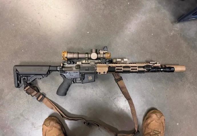 URGI不是新枪，是M4A1的“换心手术”。
打500发不飘，沙子里连射不卡，换