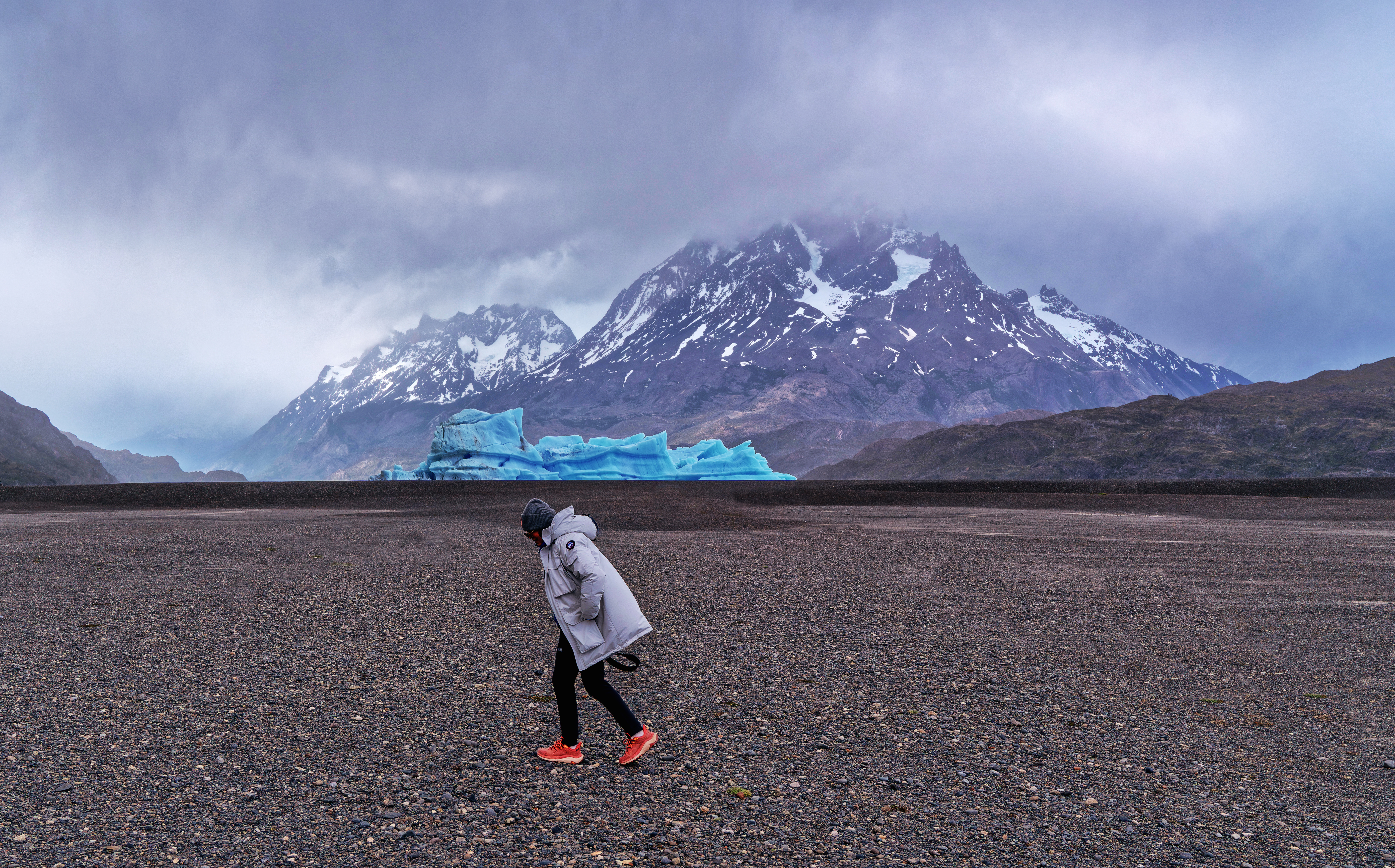 『Patagonia的风』昨天下午在百内国家公园的葛雷湖附近短暂徒步，远处的冰山