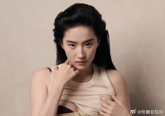 刘亦菲为《Vogue》拍的封面白裙也太特别了，像 “碎成拼图” 似的设计，远看全