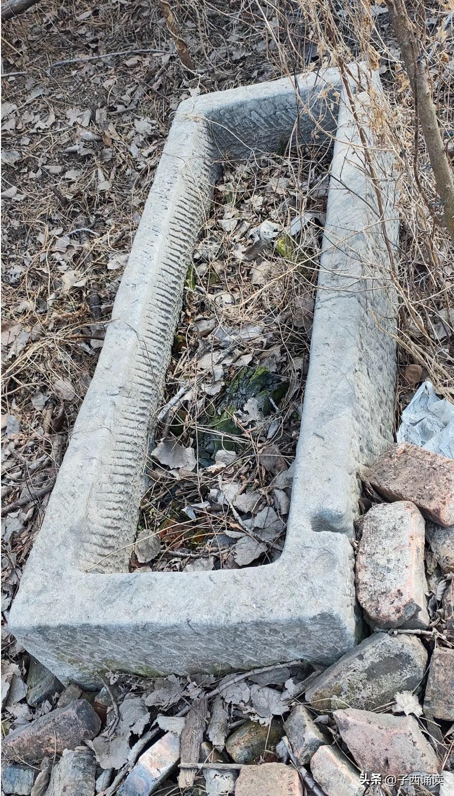 小时候家里用来喂猪的石槽，记得两三头大肥猪同时抢食吃，有时候还互不相让打得是热火