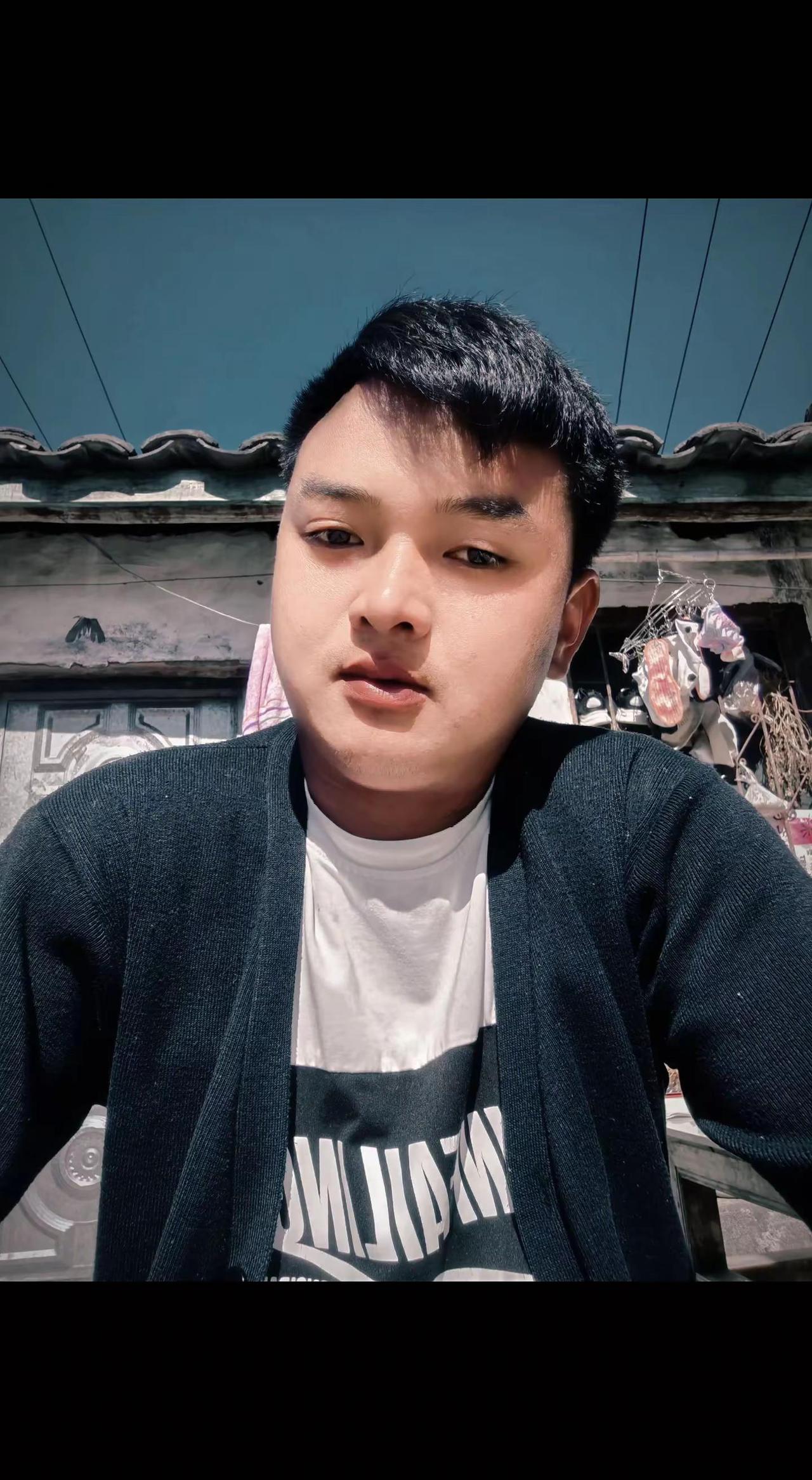 这外套穿得像极了我妈说“别冷着”的表情包，一言不合就加衣。本想拍个文艺照，结果背