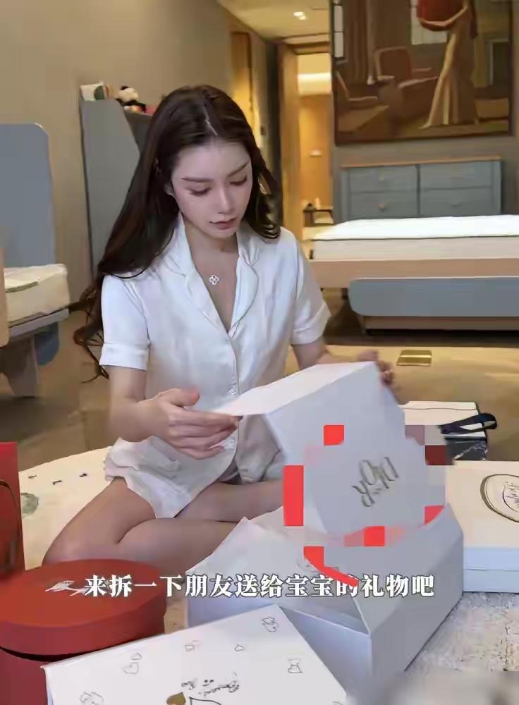 我的天啊！厉害，小梅给那么小的孩子买迪奥的衣服了，肯定很贵，孩子那么小，就买那么