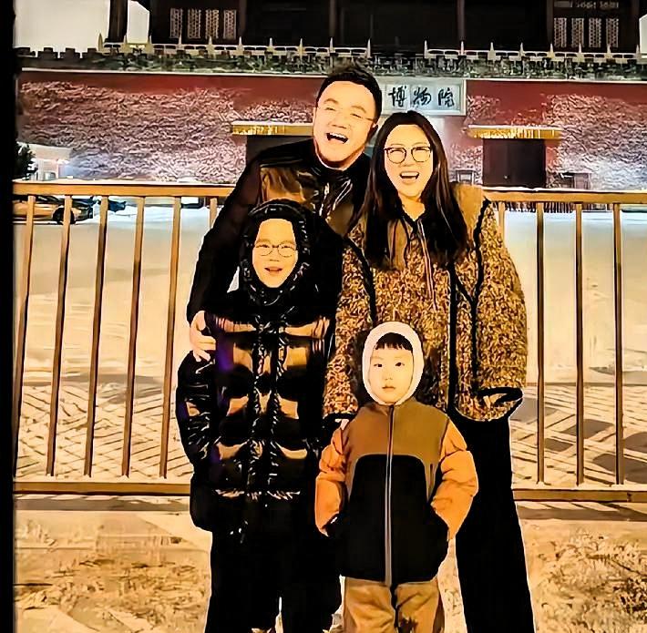 巴图把手机一举、一家四口挤进镜头、配文“同事变家人”的那一刻，那些等着看“星二代