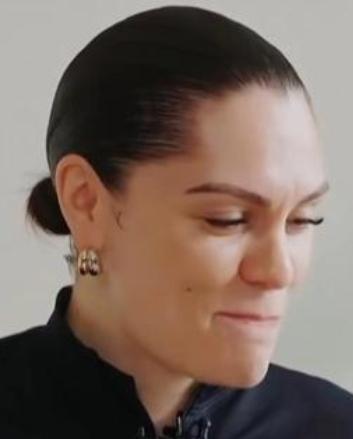近日，在《歌手2026》的直播环节中，结石姐（Jessie J）对节目组准备的辣
