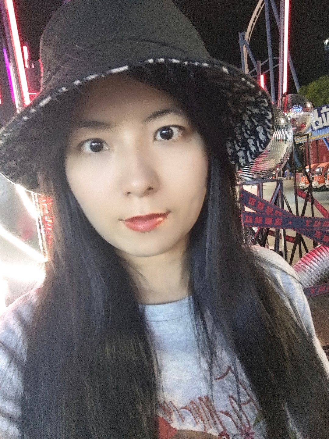 你这鹅蛋脸往镜头前一站，省了我大半打光功夫，连修图师都得提前半小时下班。别的演员