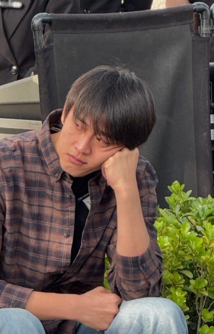 王天辰参加好友婚礼哭了 王天辰低调现身好友婚礼现场，一身格子衬衫搭配牛仔裤穿搭简