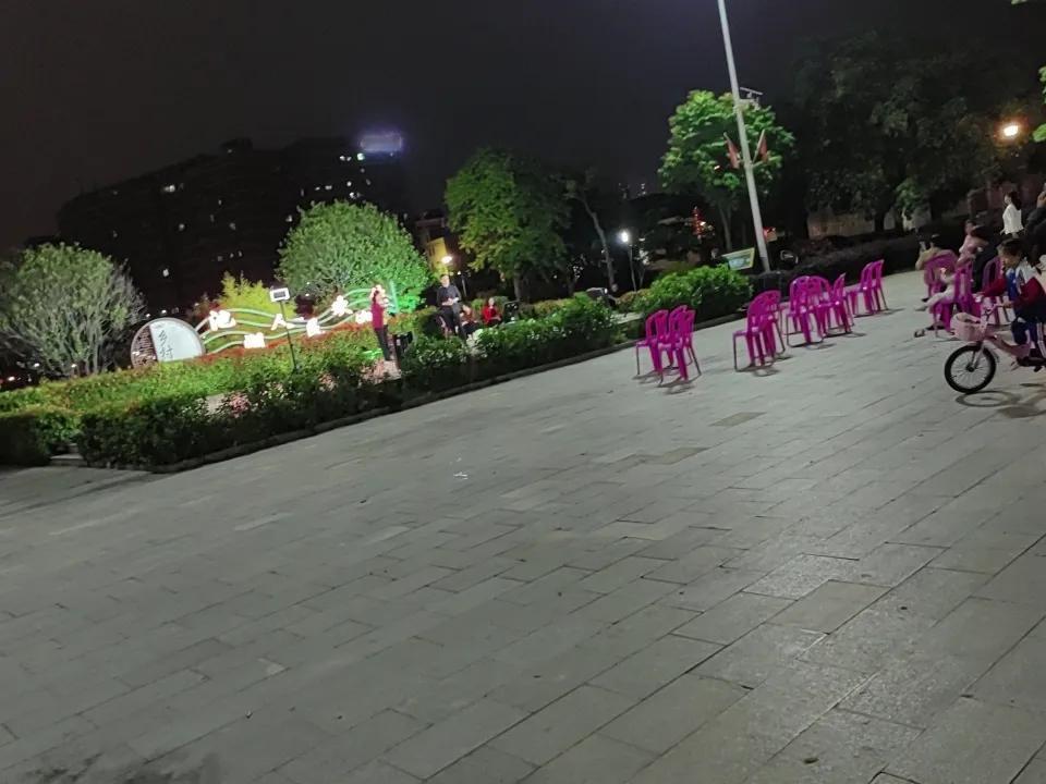 和谐社区，欢歌笑语，现在百姓生活多姿多彩！
