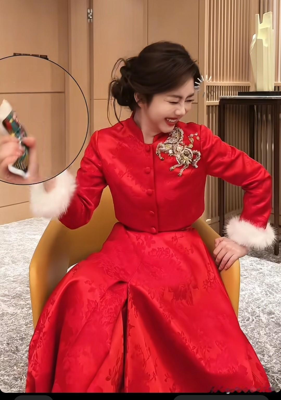 哇塞🤩谭松韵这衣服好看，说出价格让我死心[捂脸]美甲店搞笑瞬间 小鸭梨美甲店 