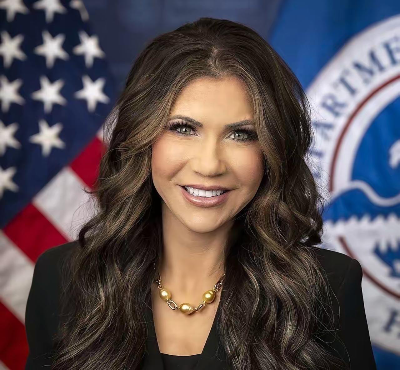 刚刚被特朗普解职的美国国土安全部部长克里斯蒂·诺姆今天发文说：“感谢总统特朗普任