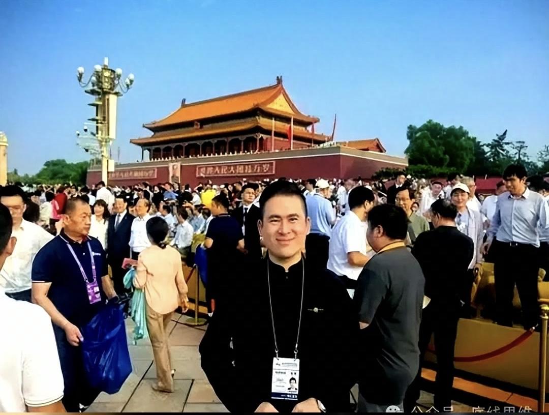 统派小哥王炳忠又整活儿了！这次直接晒出北京到天津的旅行vlog🎥。镜头一扫，大