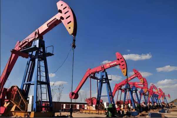 衣服涨价15%？躲过了燃油汽车，却躲不过衣服涨价。

昨晚，服饰圈被一则消息