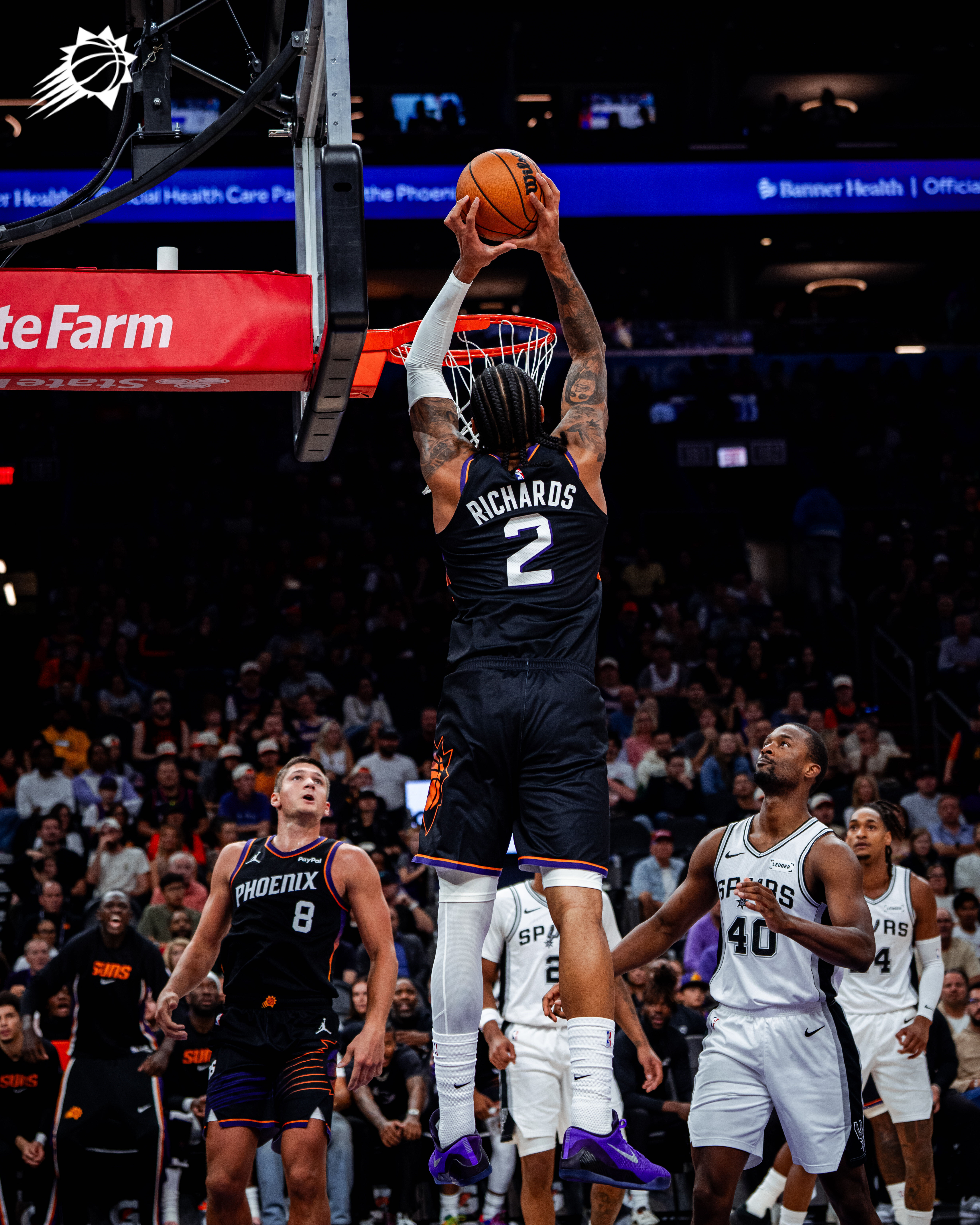 【默契配合】布克借尼克·理查兹掩护，秒传下顺的尼克，篮下强起暴扣！目前我们以50