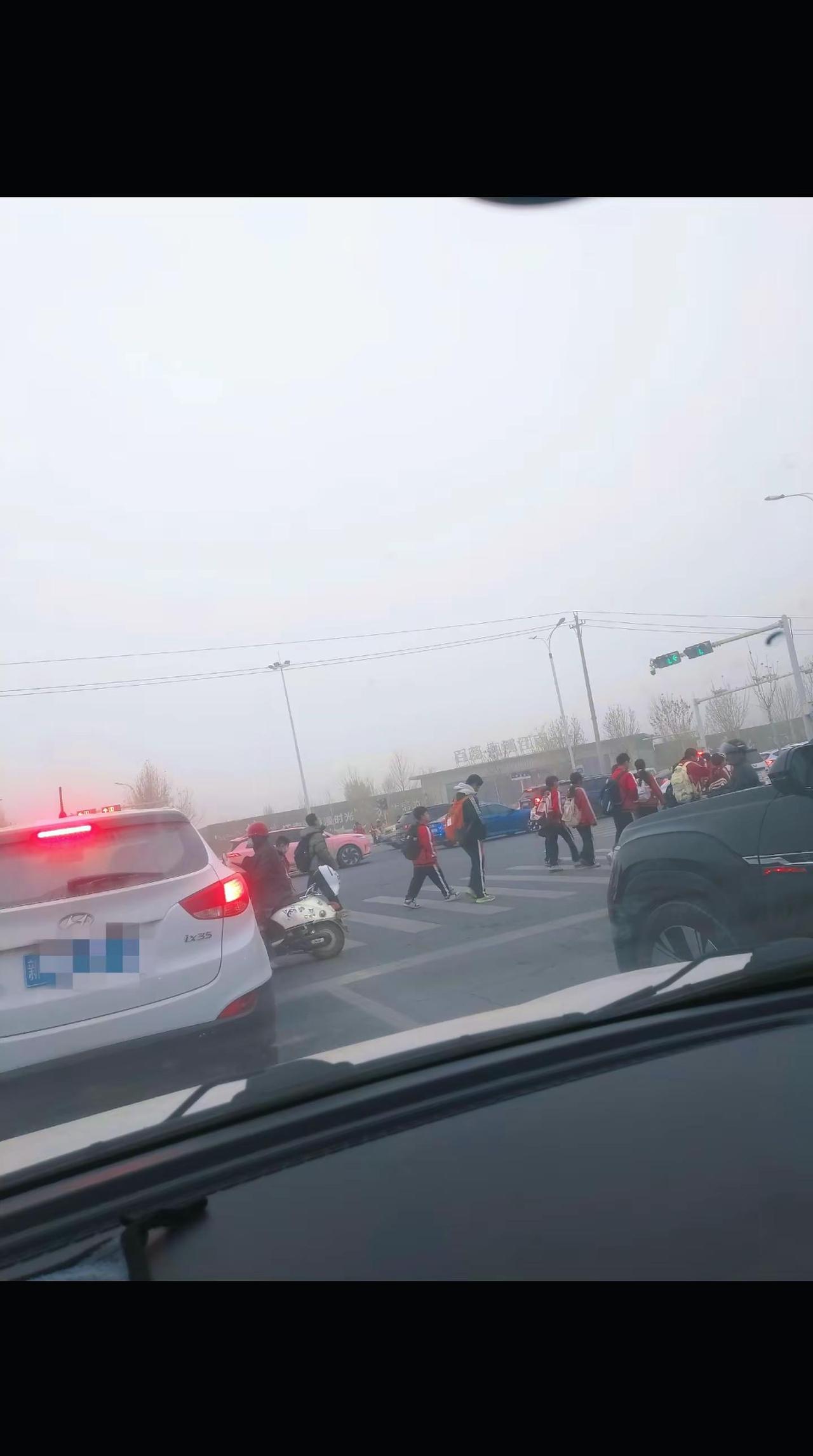 昨天刚把车洗了，天晴两天又下黄沙了，下就下吧，雾霾慢慢散去的样子，这也总比那刮狂