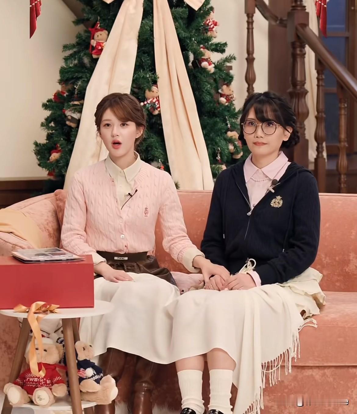 1月7日，赵露思最新直播动态，不光带闺蜜上直播，还带粉丝上自己的商务直播间！
直