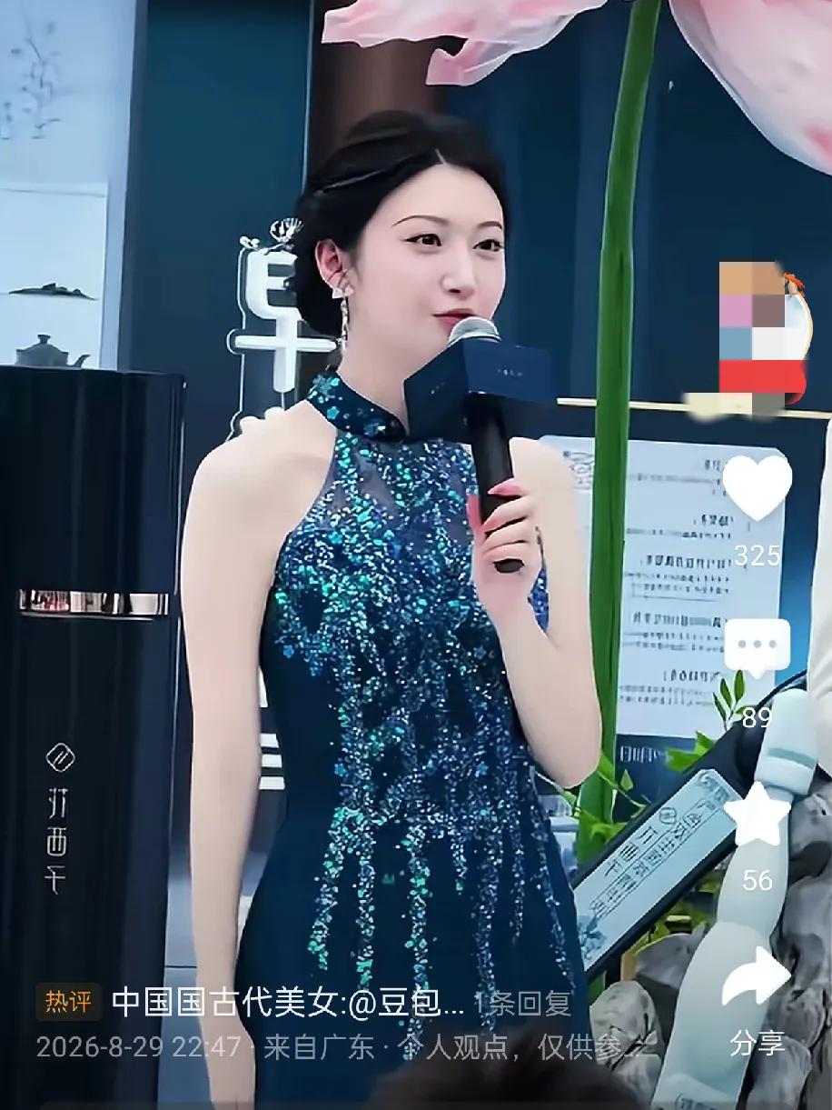 作为艺术家和代言人，景甜的心理素质无意是过关的!近日，今天在杭州户外为某护肤品代