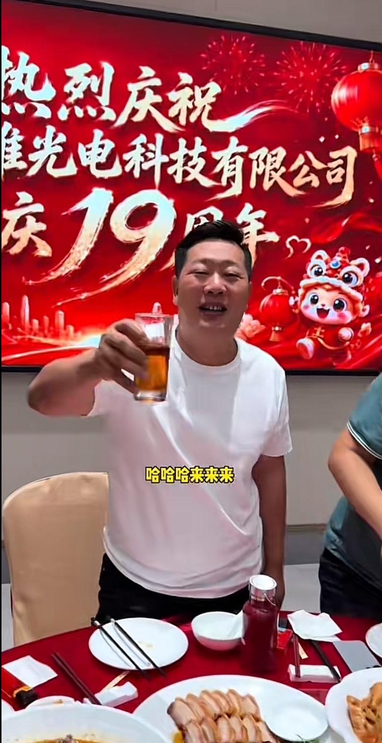 张大炮，花了一万块钱请客吃饭，终于大方了一回。今天端午节，张大炮给公司员工准备了