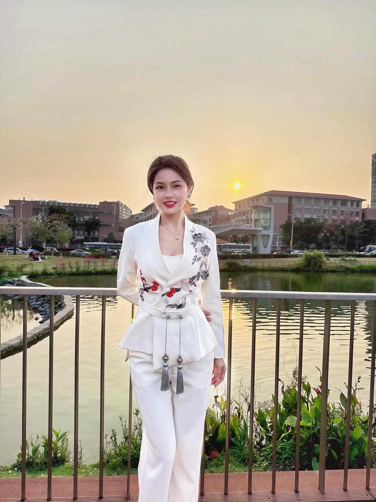 生活，就是在忙碌的一天后，偶然抬头看到的那一抹晚霞，虽只占那天边的一角，却足以点