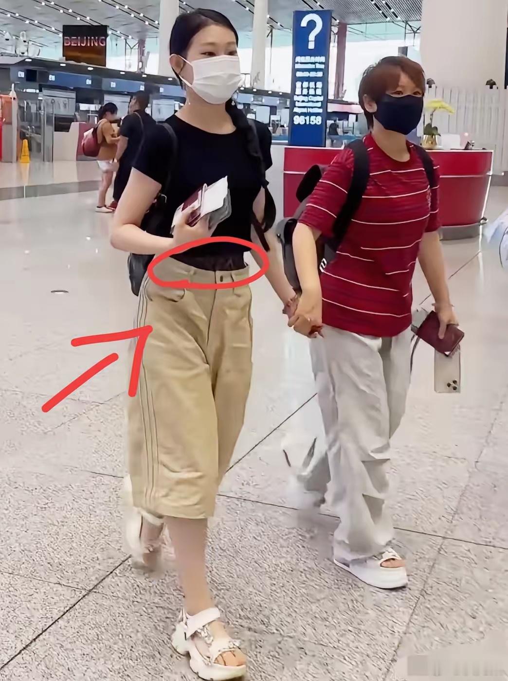 小沈阳啊小沈阳​我是真的得好好夸夸你了，你女儿出现在机场时，有眼尖的网友注意到了