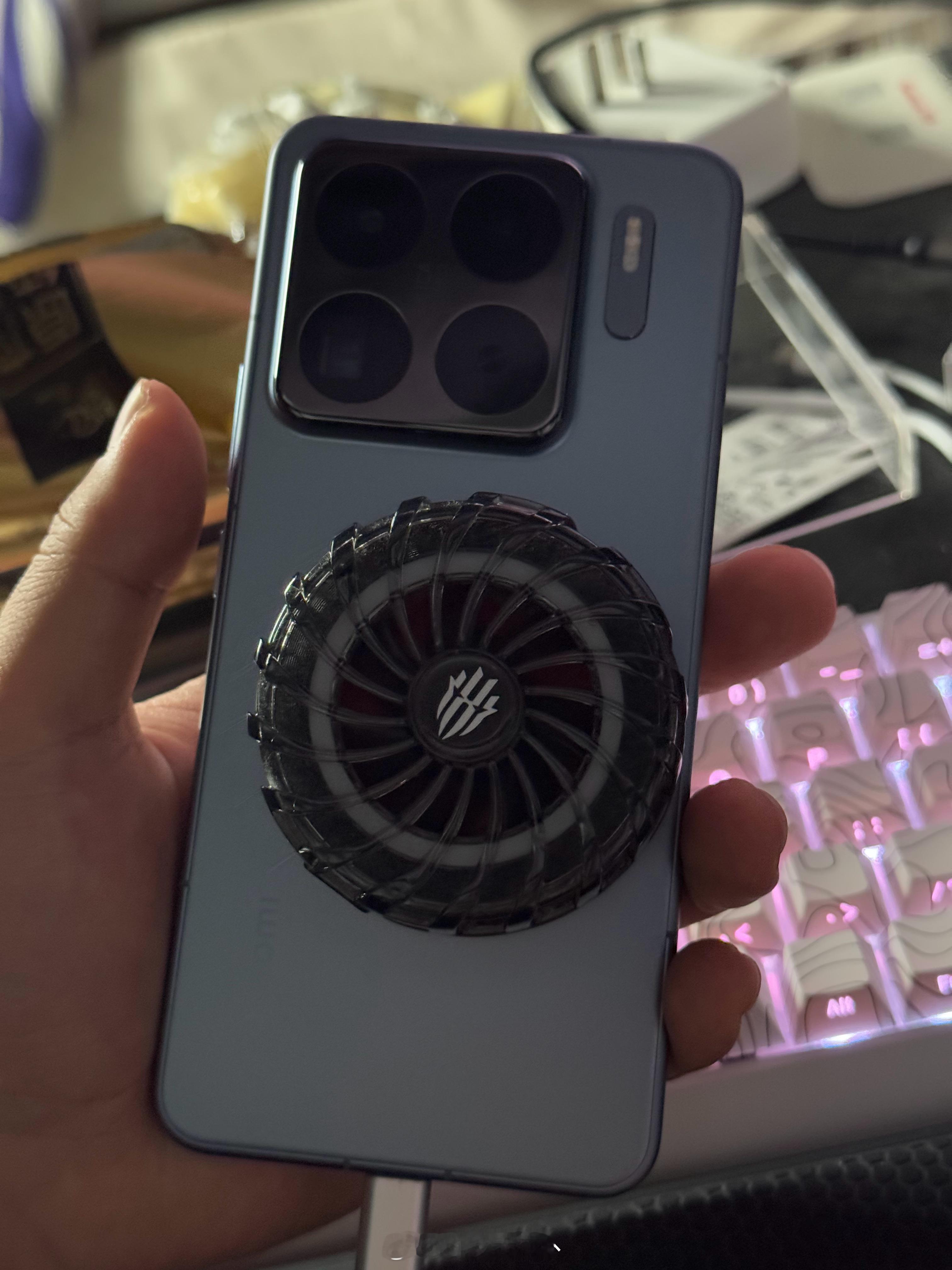 忽然发现小米15S Pro 不用贴引磁片也能无痛使用磁吸散热器[干饭人][干饭人