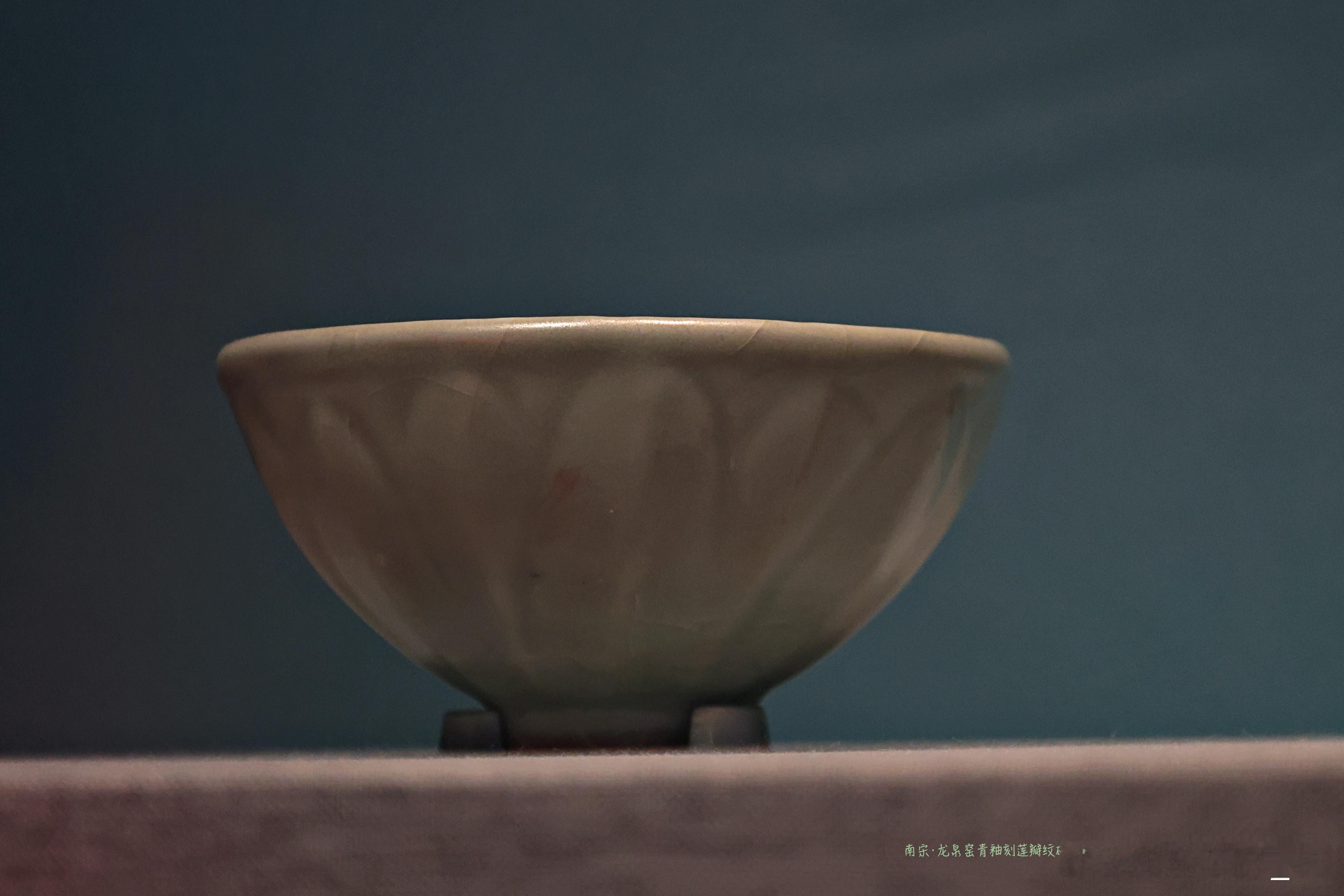 龙泉窑青釉刻莲瓣纹碗 南宋 （公元1127-1279年）故宫博物院藏敞口、深弧壁