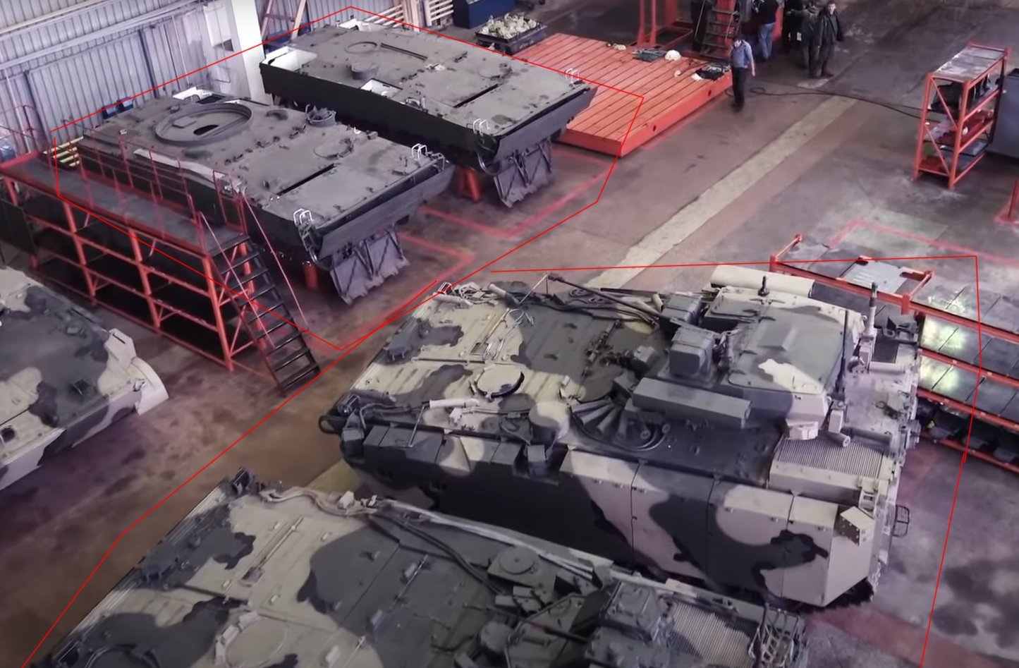 不同批次的“库尔干人”步战车由于动力包设计的变更，早期版的车头空间完全被挤占，驾