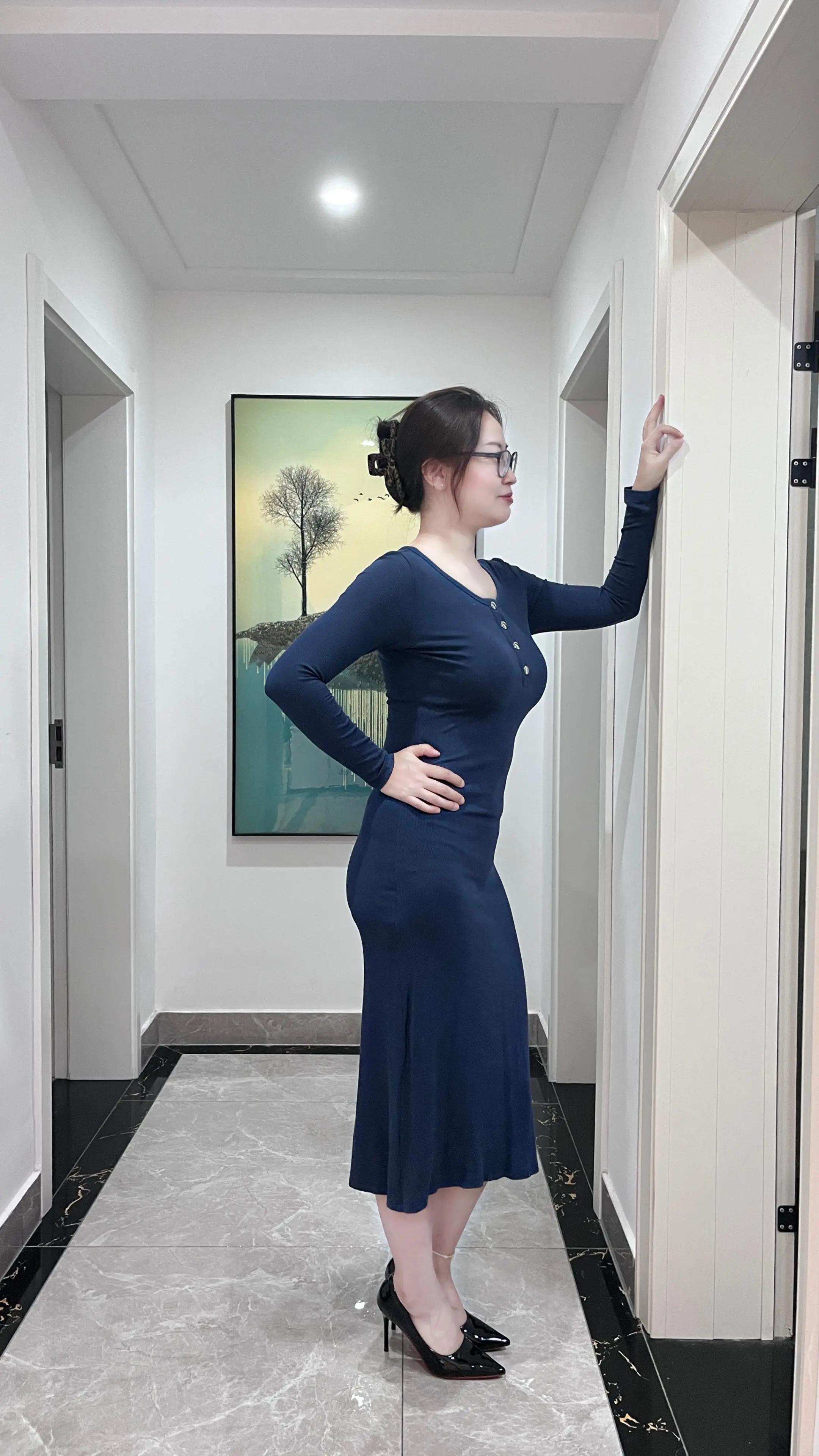 把钱看得高于一切的人，一定是个无情的人，为了钱可以舍弃所有的人，也一定是个恶人。