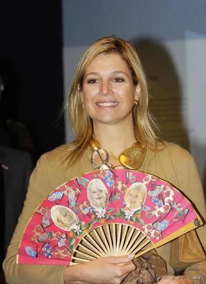 喜欢扇子的荷兰玛克西玛王后，她是贵圈比较喜欢拿扇子扇风遮阳的人！#荷兰王室#