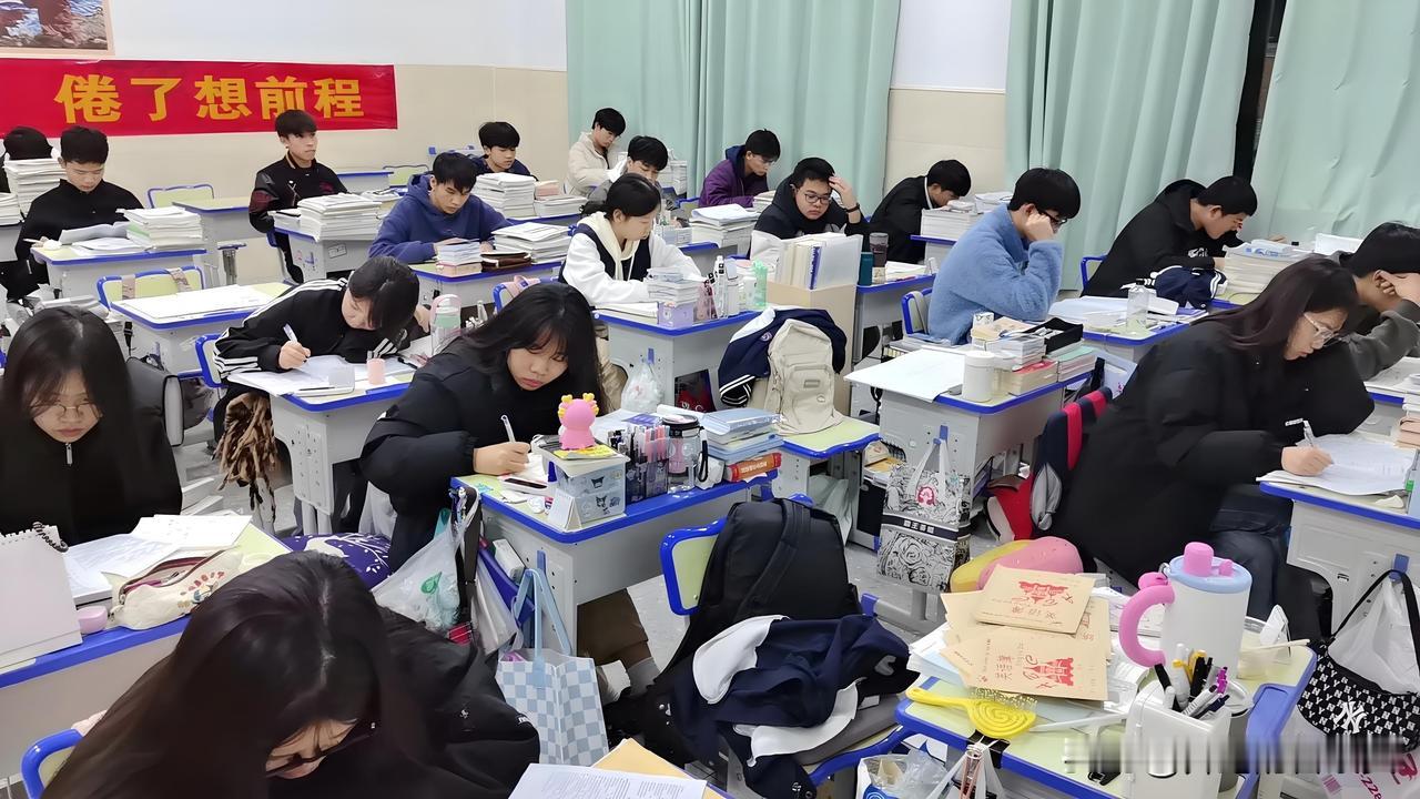 为什么热门专业分数线上涨?热门专业分数线暴涨！不是专业变难了，是考生在集体内卷