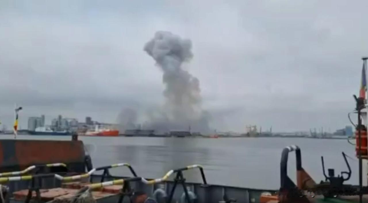 🇷🇴 康斯坦察港发生海上无人艇爆炸事件

据罗马尼亚国防部消息，6月5日上午